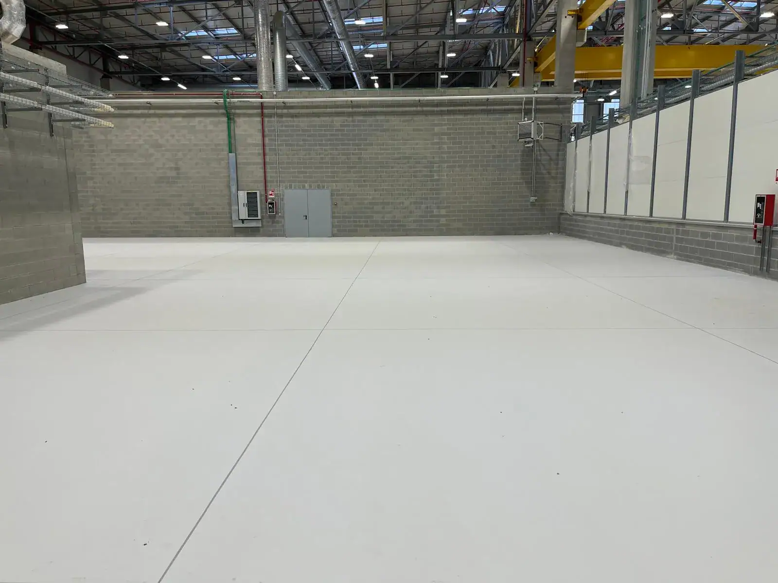 verniciatura con Epowatt 720 -pavimentazioni dello stabilimento FACO di Cameri by Prima Pavimenti
