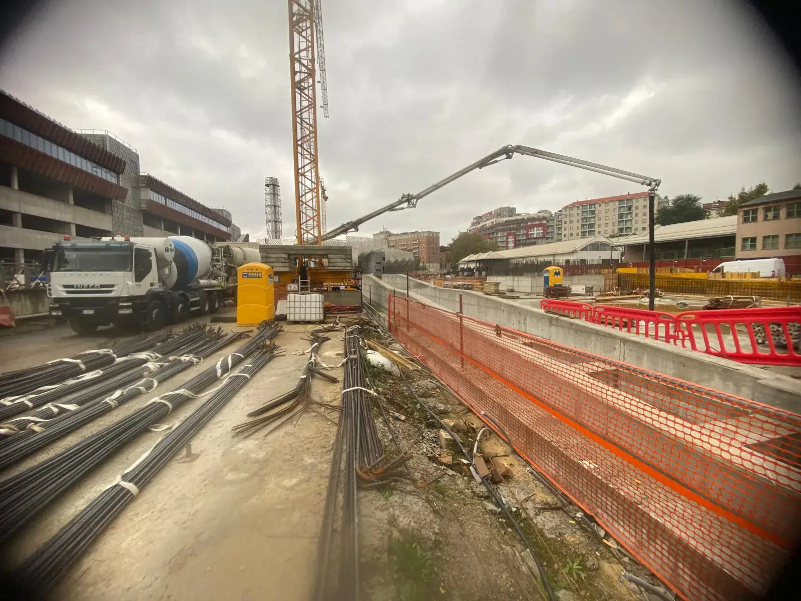 cantiere Prima Pavimenti per la realizzazione di pavimenti Industriali in cls per il nuovo Parcheggio della cittadella Politecnico Torino