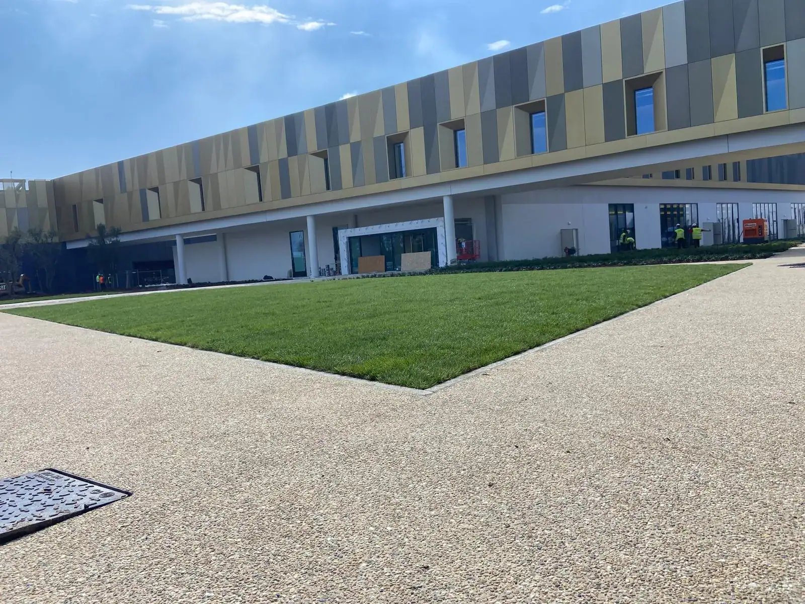 Pavimento Prima Ground® in calcestruzzo architettonico a sasso lavato Prima Pavimenti — superficie decorativa con aggregati a vista, resistente al traffico pedonale e agli agenti atmosferici per spazi rappresentativi esterni, headquarter e aree pubbliche di pregio per HQ Bulgari a Valenza