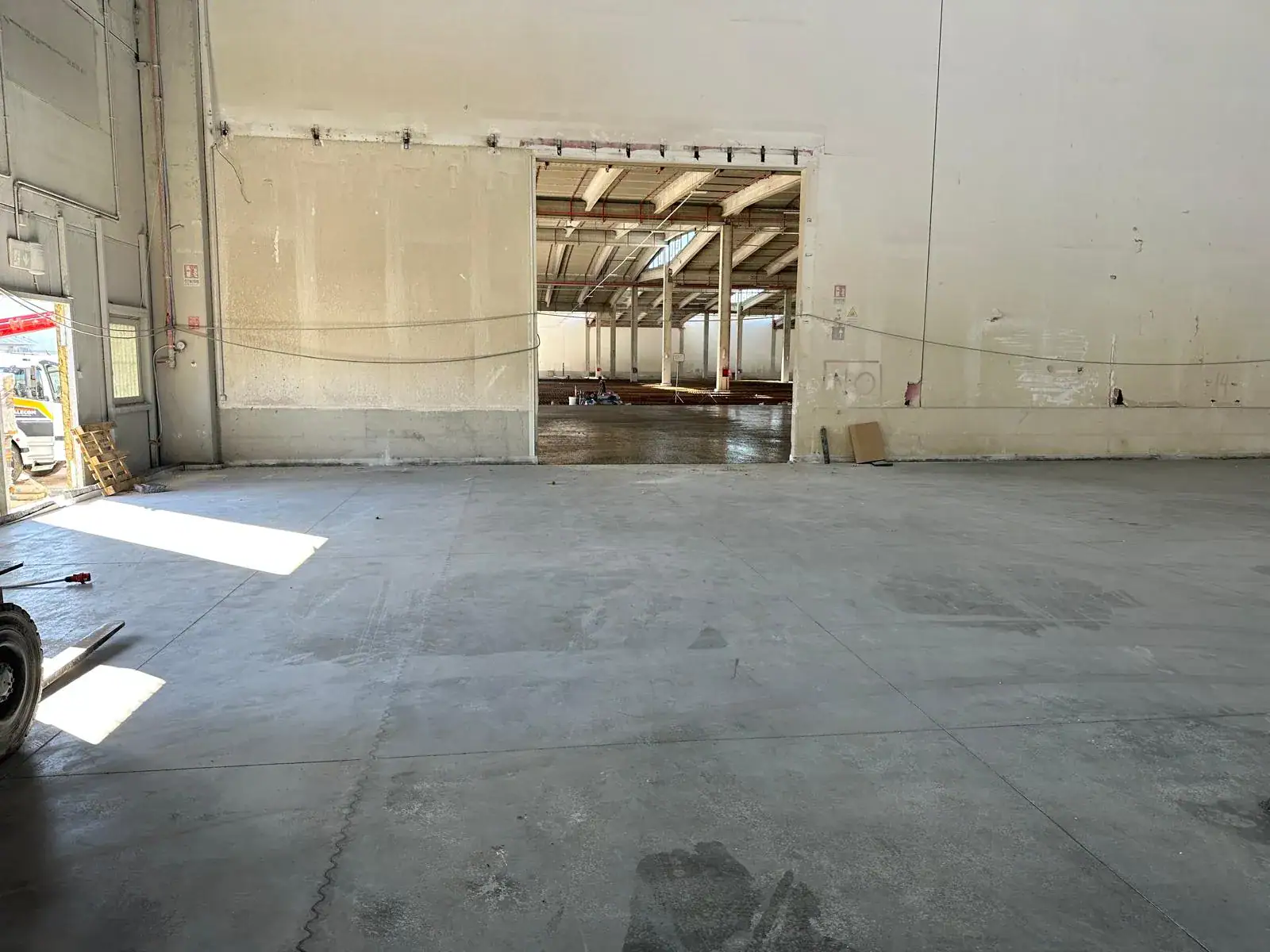 Polo logistico Logicor Fiumicino riqualifica pavimentazioni industriali 40.000 mq — Laser Screed Prima Pavimenti per Kryalos Fondo Mazer