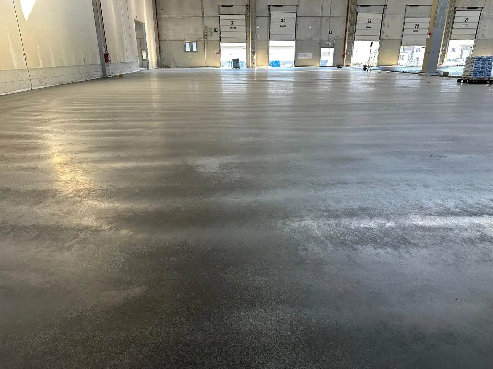 Pavimento industriale Laser Screed polo logistico Logicor Fiumicino — riqualifica 40.000 mq per In.tech e Kryalos Fondo Mazer