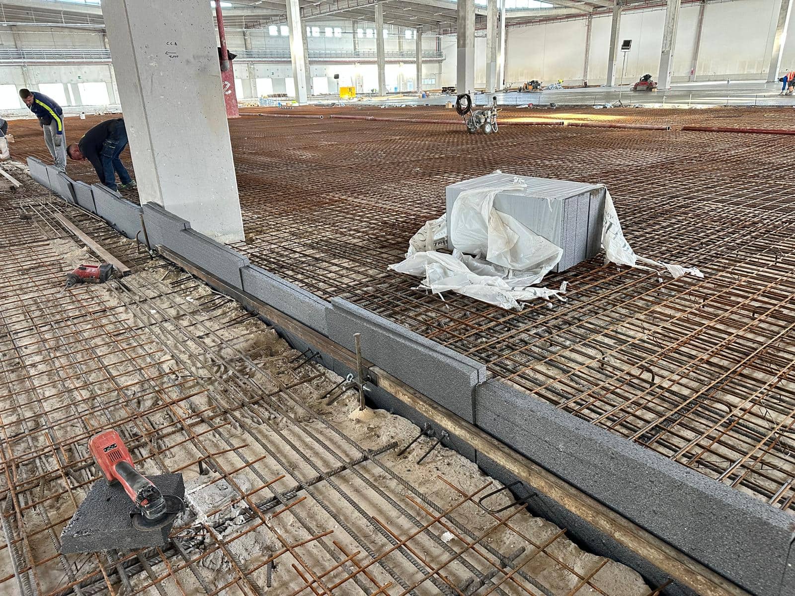 
Stesura pavimento industriale Laser Screed magazzino logistico Fiumicino — vibrostesura controllata calcestruzzo alta resistenza