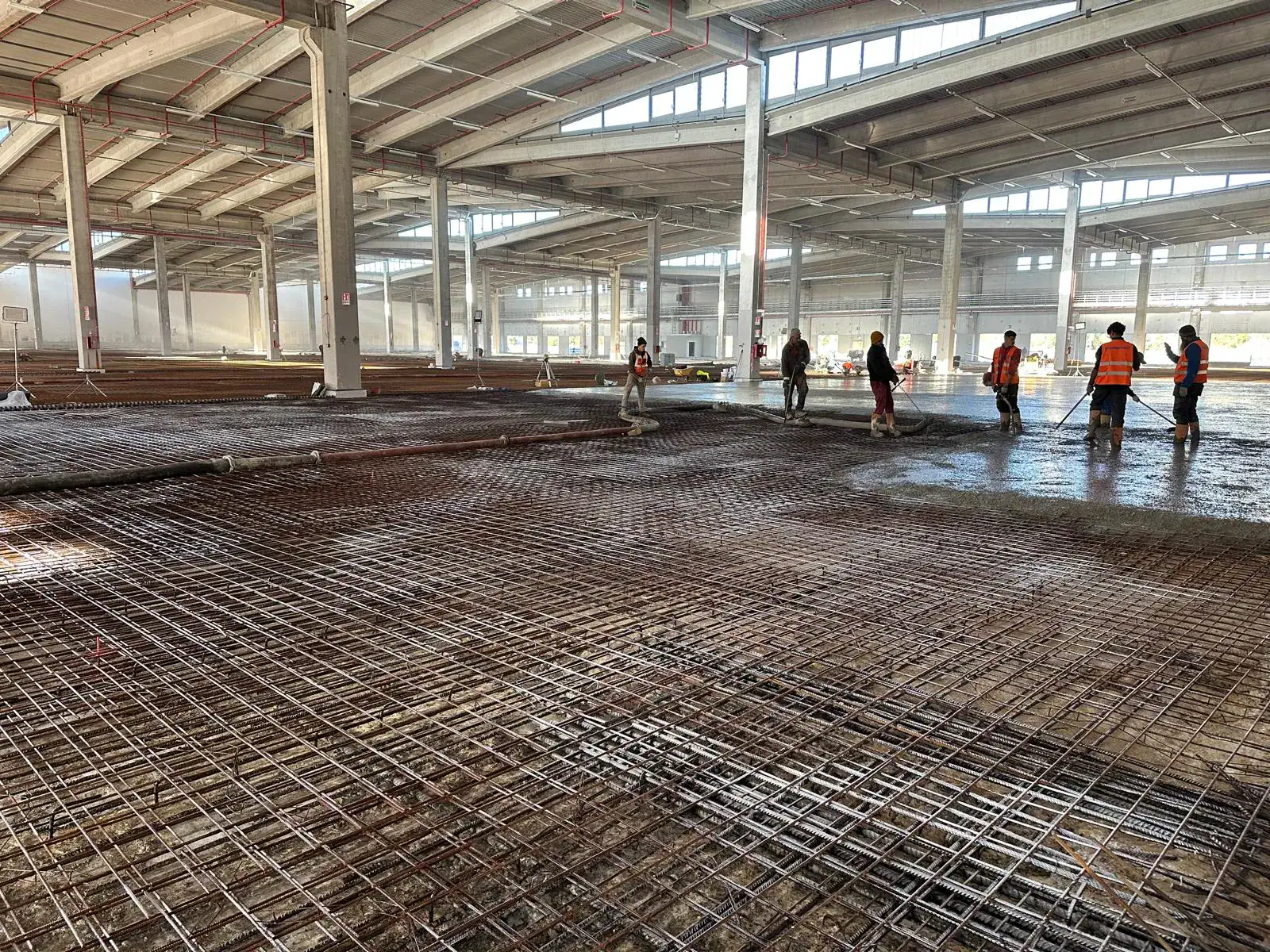 Getto calcestruzzo Laser Screed polo logistico Logicor via Corona Boreale Fiumicino Roma — posa doppia rete -planarità controllata prima lotto 10.000 mq