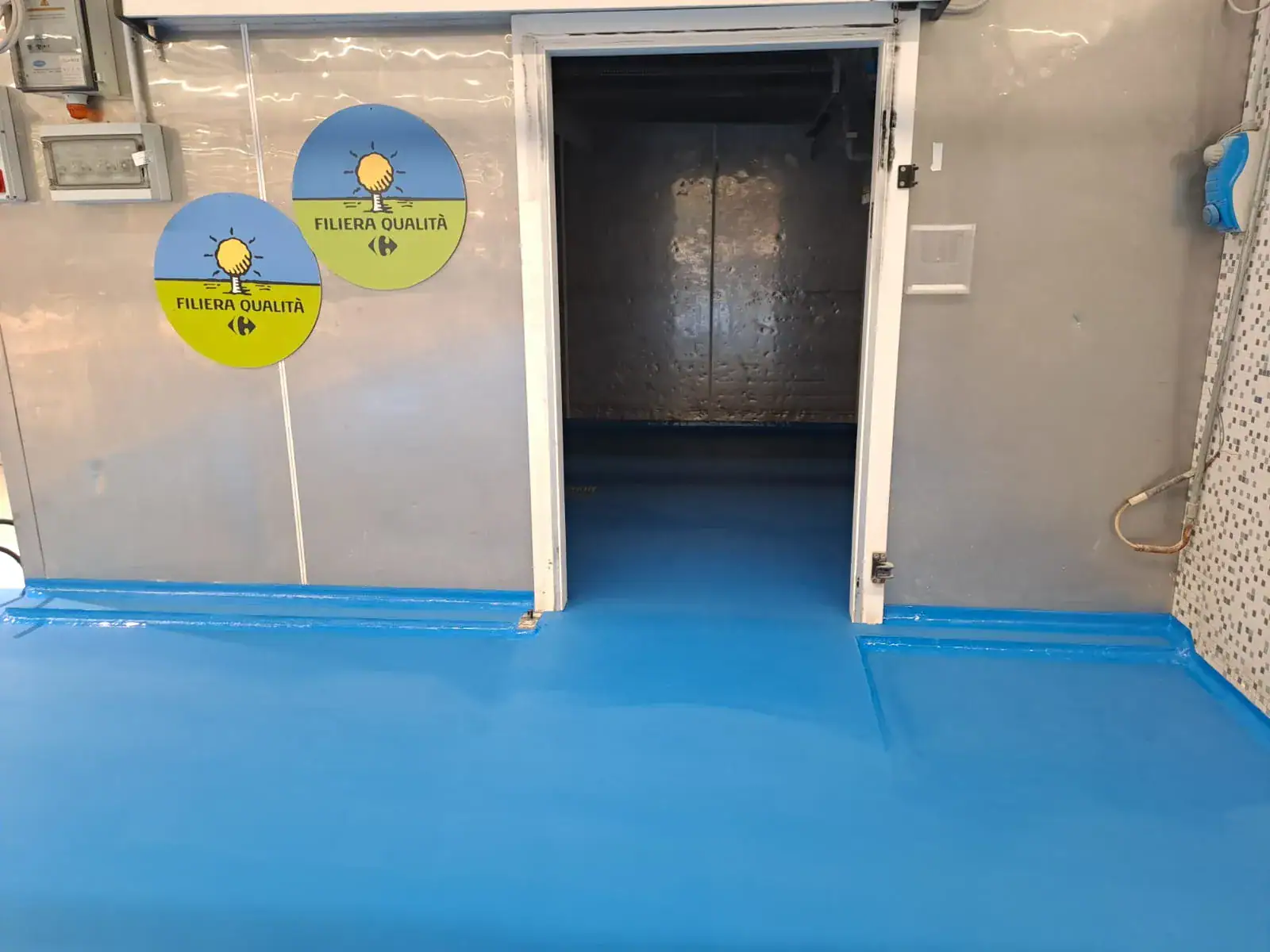 Dettaglio pavimento cella Ucrete blu antiscivolo reparto pescheria ipermercato Carrefour Torino corso Montecucco