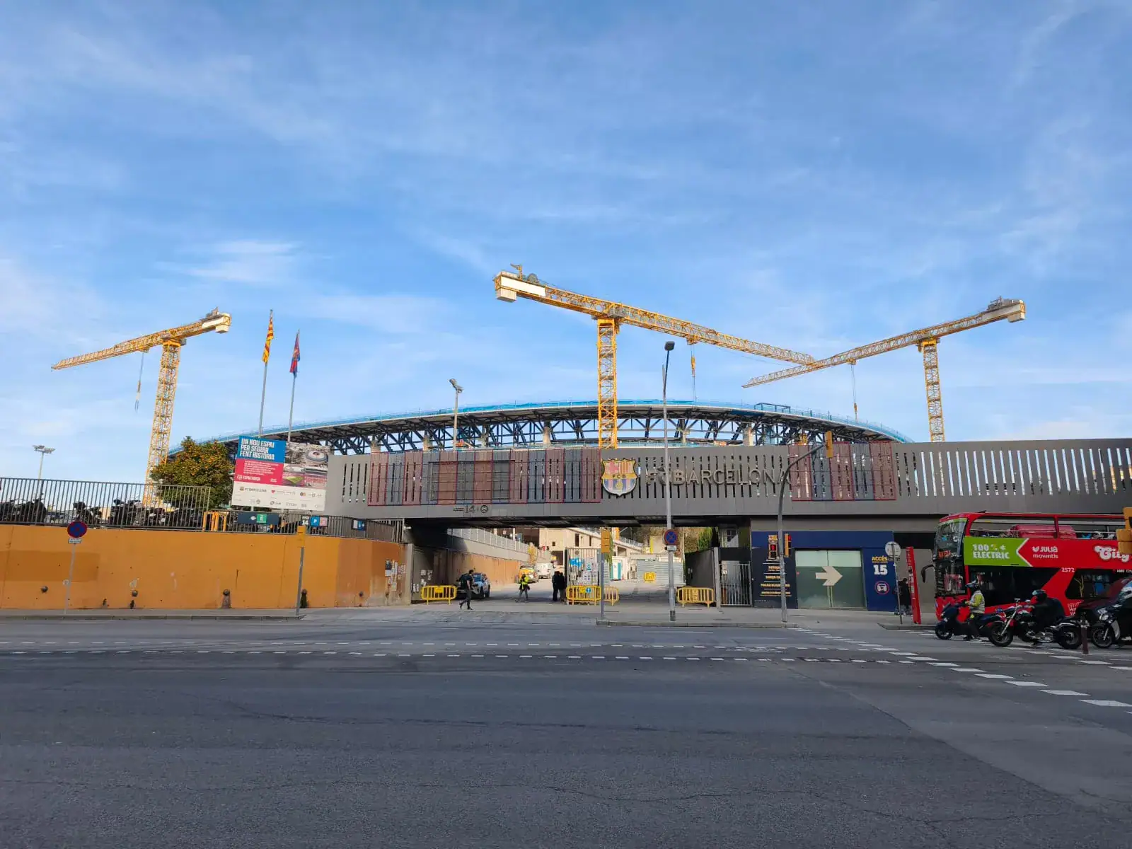 antiere Spotify Camp Nou Barcellona — Prima Pavimenti al lavoro sul complesso del FC Barcelona: pavimentazioni in Ultratop levigato per il museo e rivestimenti industriali per le aree esterne e gli spazi tecnici del più grande stadio d'Europa in ristrutturazione