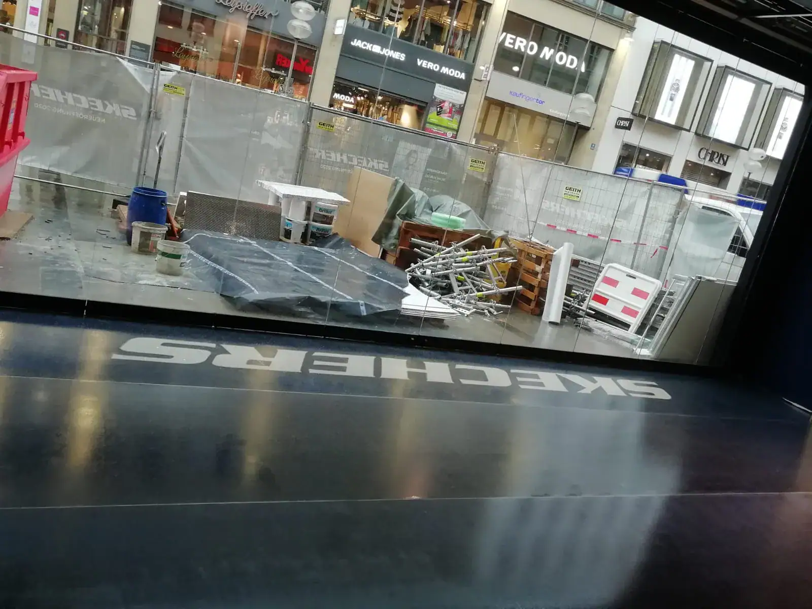 Skechers Monaco Pavimenti in Terrazzo alla veneziana e realizzazione logo