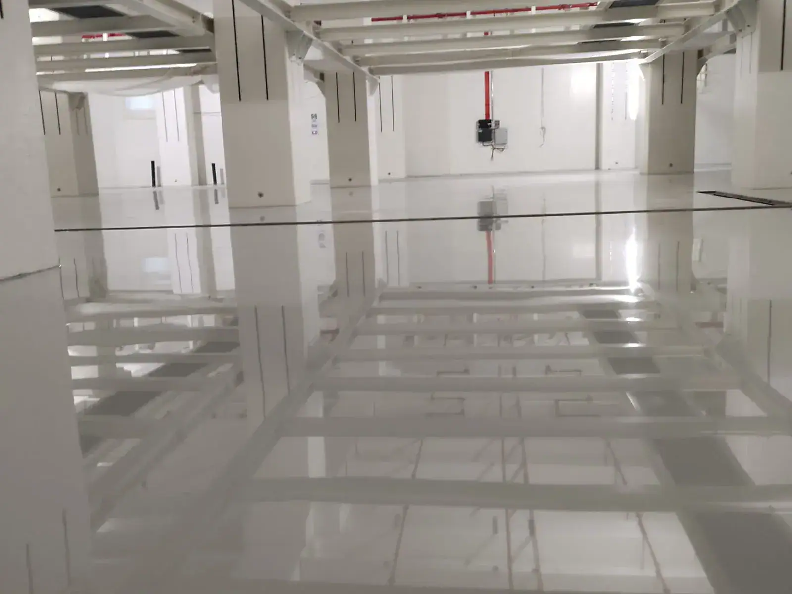 Pavimento in resina elettroconduttiva ESD per industria elettronica, superficie dissipativa per la protezione di componenti sensibili