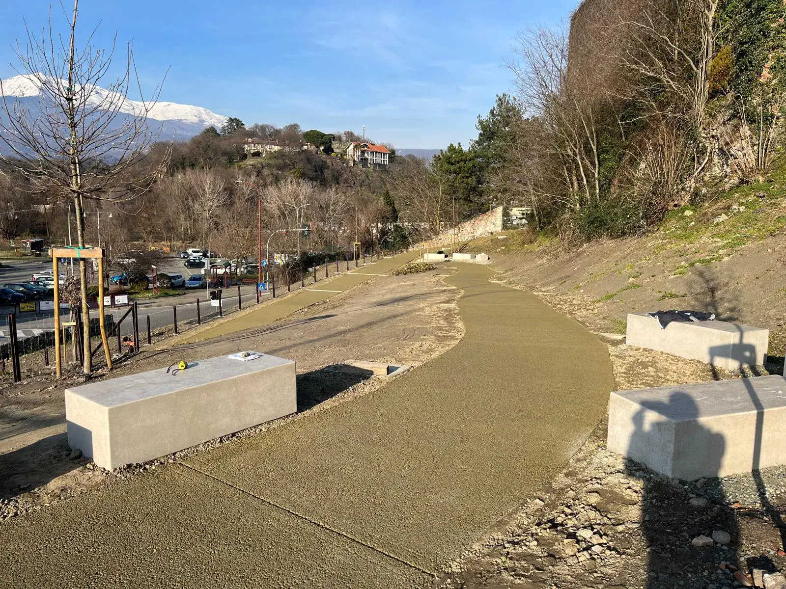 Bastioni di Ivrea-calcestruzzo drenante giallo nei percorsi adiacenti al centro storico