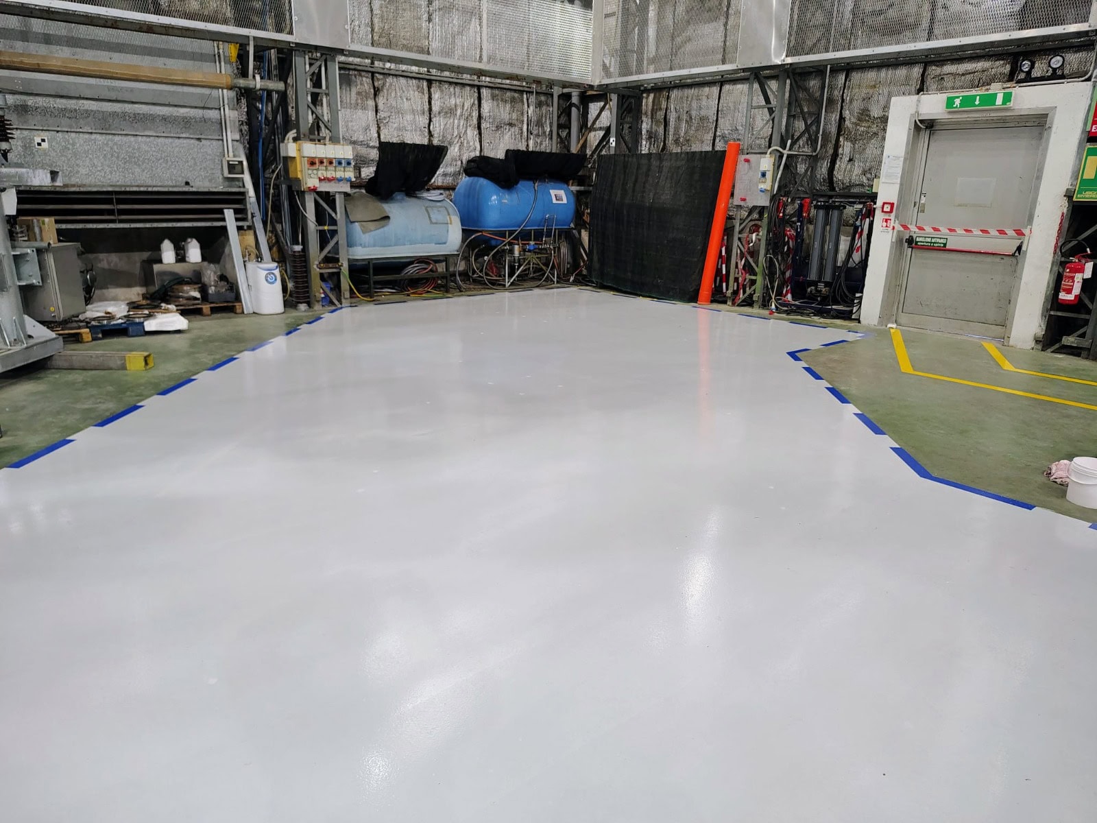 Verniciatura industriale colorata con resina epossidica Mapefloor System 33 in stabilimento per apparecchiature elettriche ad alta tensione