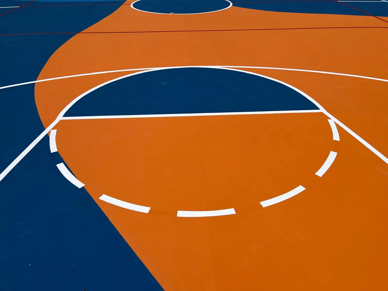 Pavimentazione sportiva in resina acrilica bicolore arancio e blu con cerchio centrale campo da basket — sistema Mapecoat TNS Multisport Professional, Liceo Belfiore Mantova