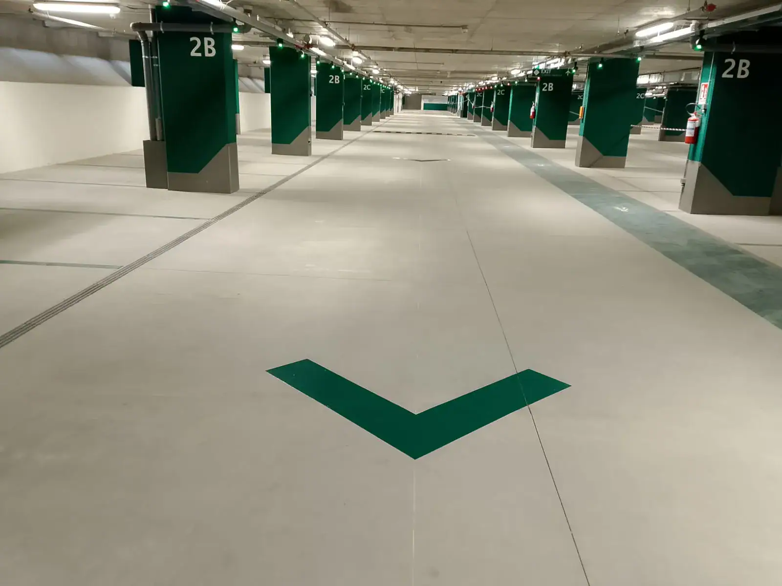 Parcheggio interrato Politecnico Torino — livello verde con percorsi in resina epossidica e segnaletica orizzontale