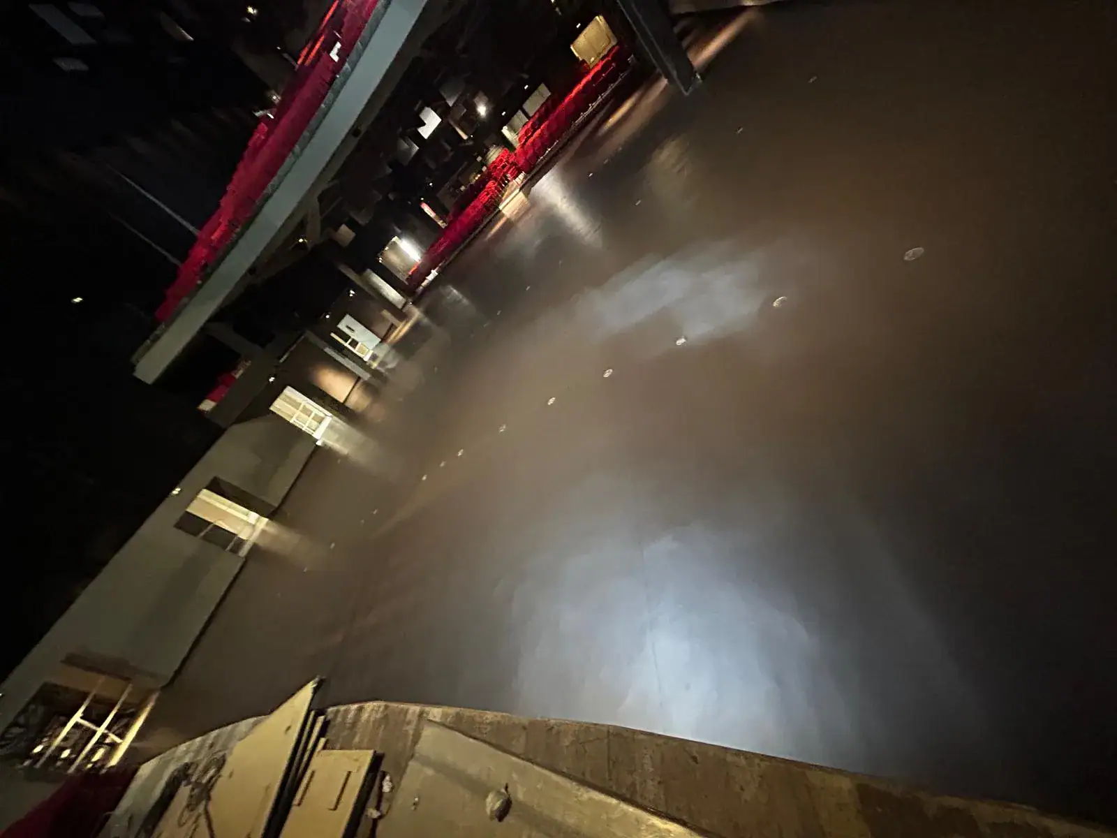 Dettaglio pavimento in resina Mapefloor System 32 con finitura opaca nella platea del Teatro Colosseo di Torino, visto dal palco