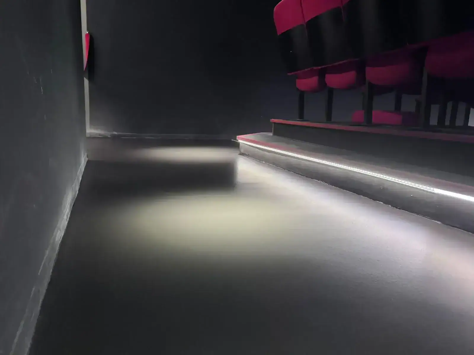 Dettaglio della finitura opaca Mapefloor Finish 59 W sul pavimento in resina del Teatro Colosseo