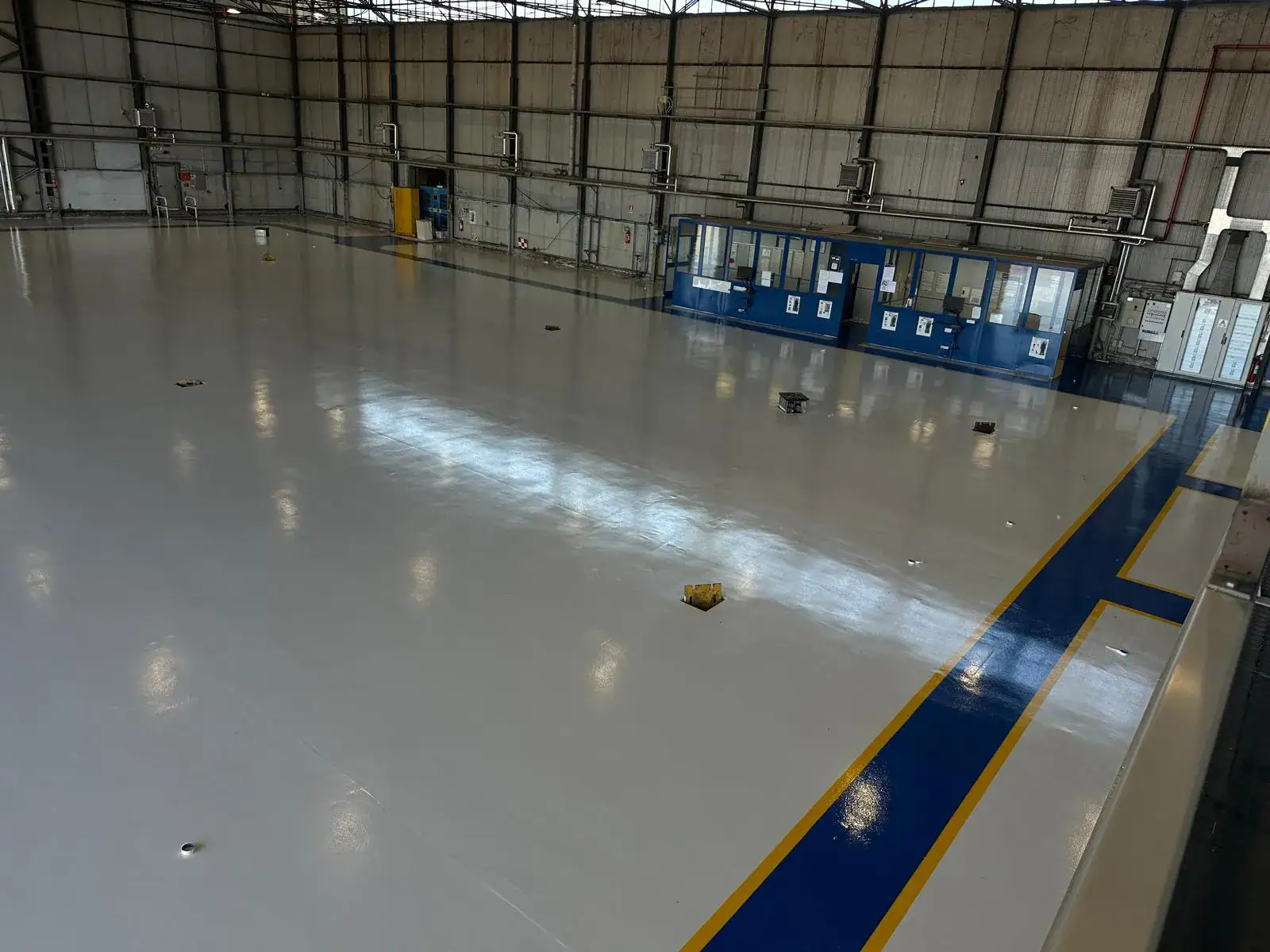 pavimento in resina multistrato e segnaletica percorsi hangar