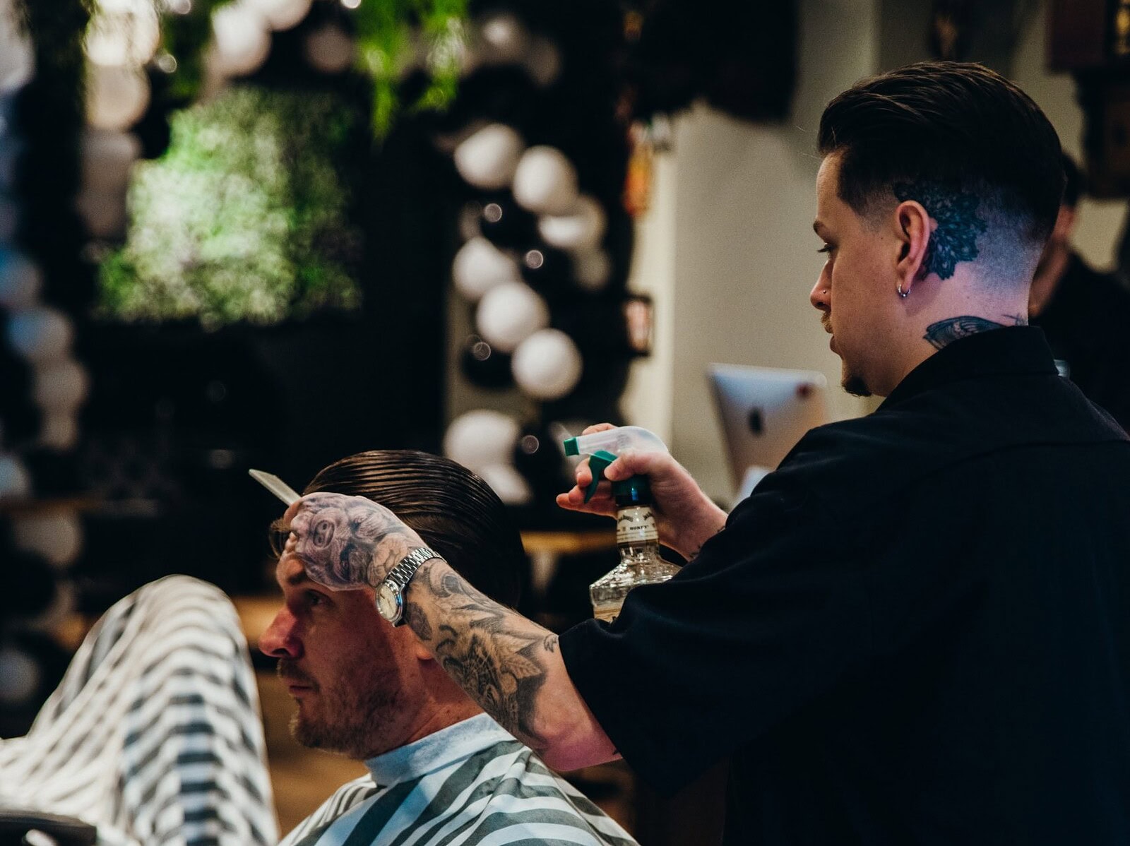 Lesley van Deudekom aan het werk in Barbier Rogier Weesp