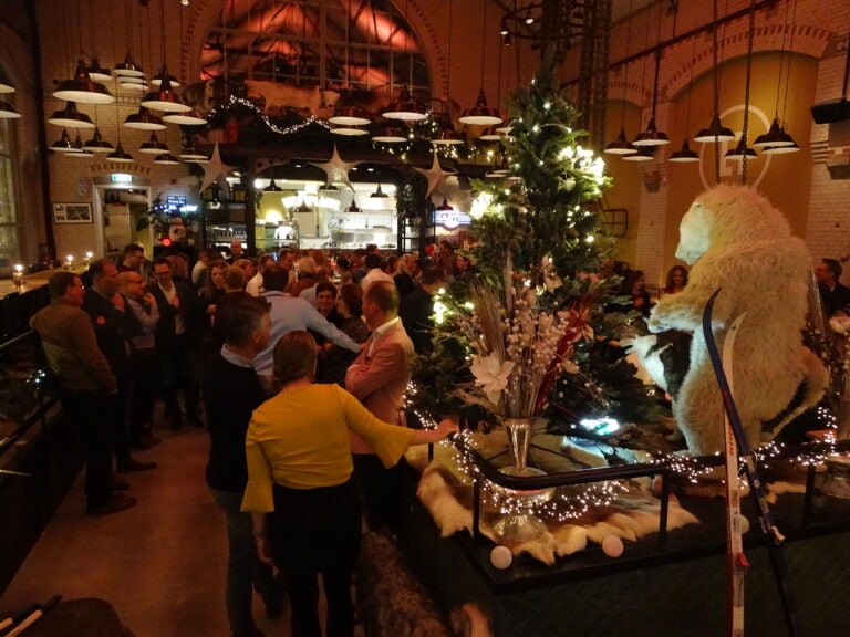 Kerstfeest met ijsbeer en kerstboom in De Lichtfabriek