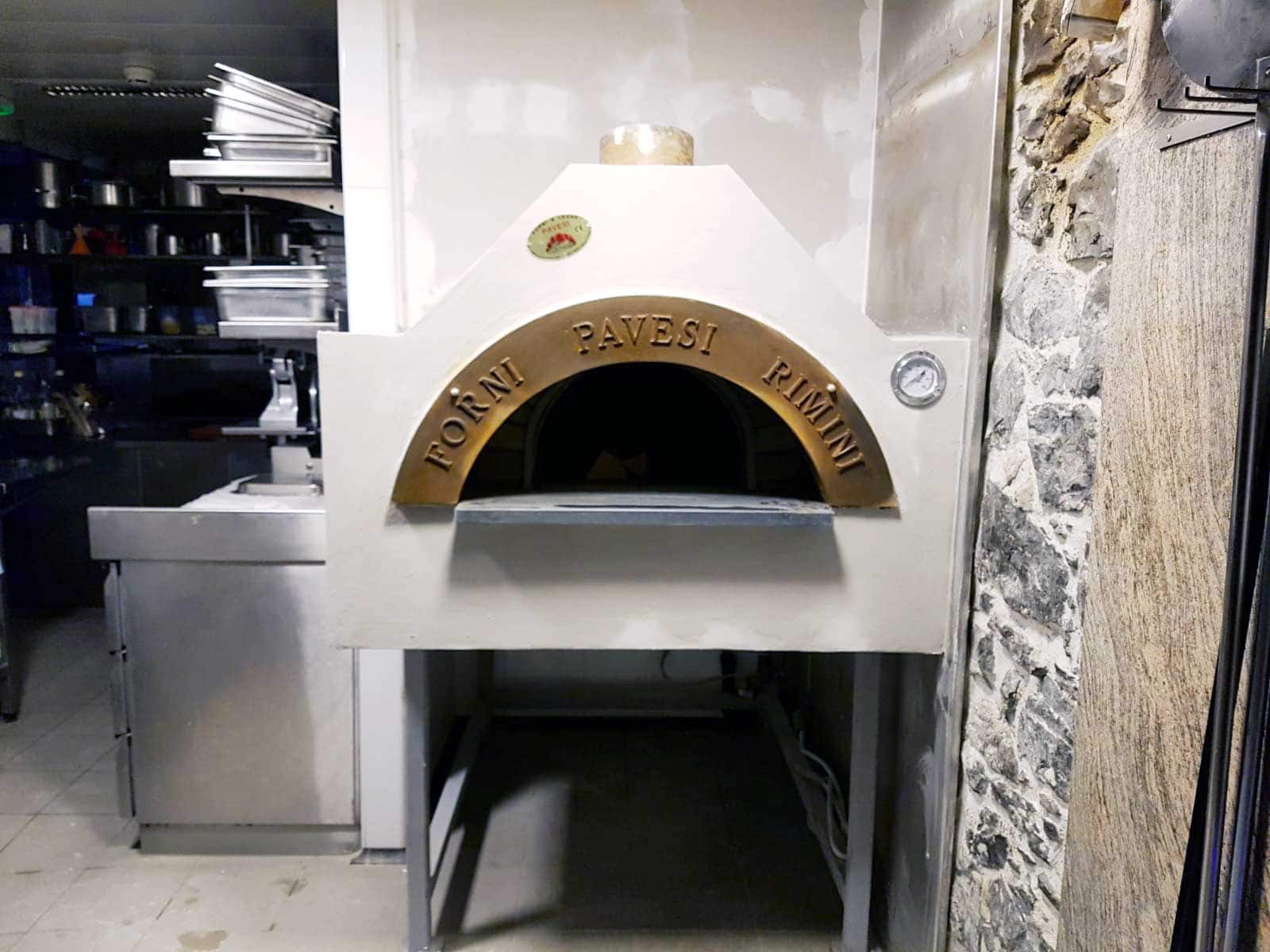 Forno a legna costruito a mano in Svizzera da Forni Pavesi Rimini
