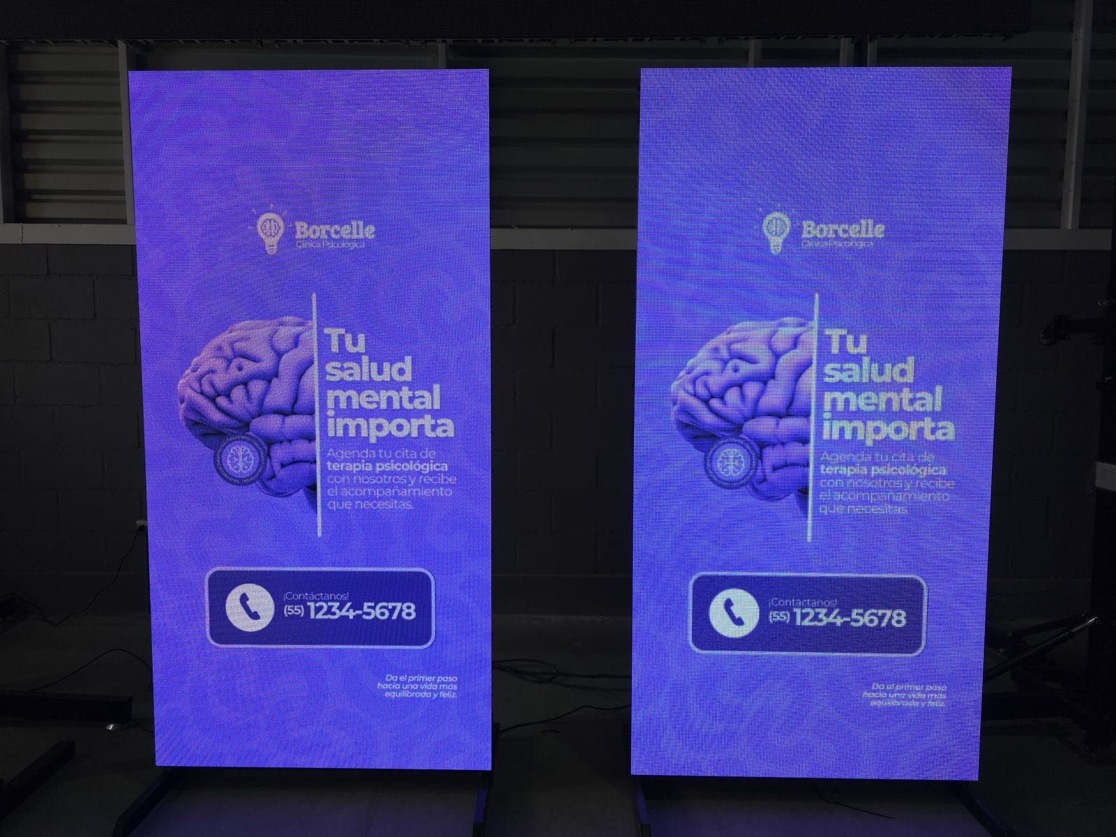 Dos tótems LED de interior P2.6 de 1 × 2 m encendidos, de frente