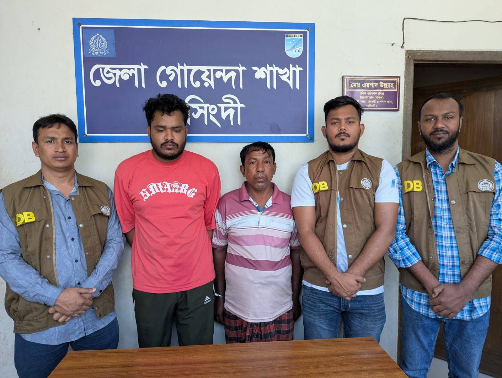 রায়পুরায় চাঞ্চল্যকর ডাকাতি মামলায় ২ ডাকাত গ্রেফতার, পিকআপ উদ্ধার