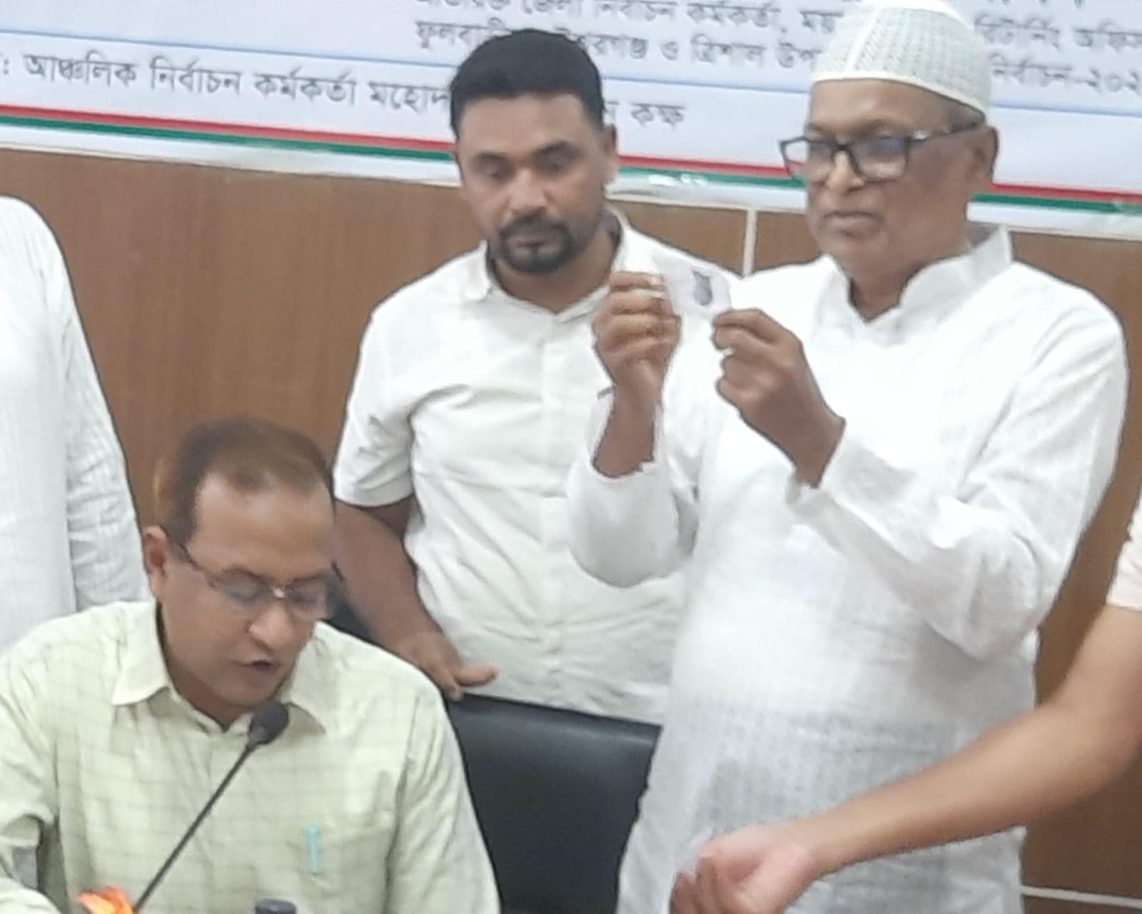ময়মনসিংহের ফুলবাড়িয়ায় প্রার্থীদের প্রতীক বরাদ্দ
