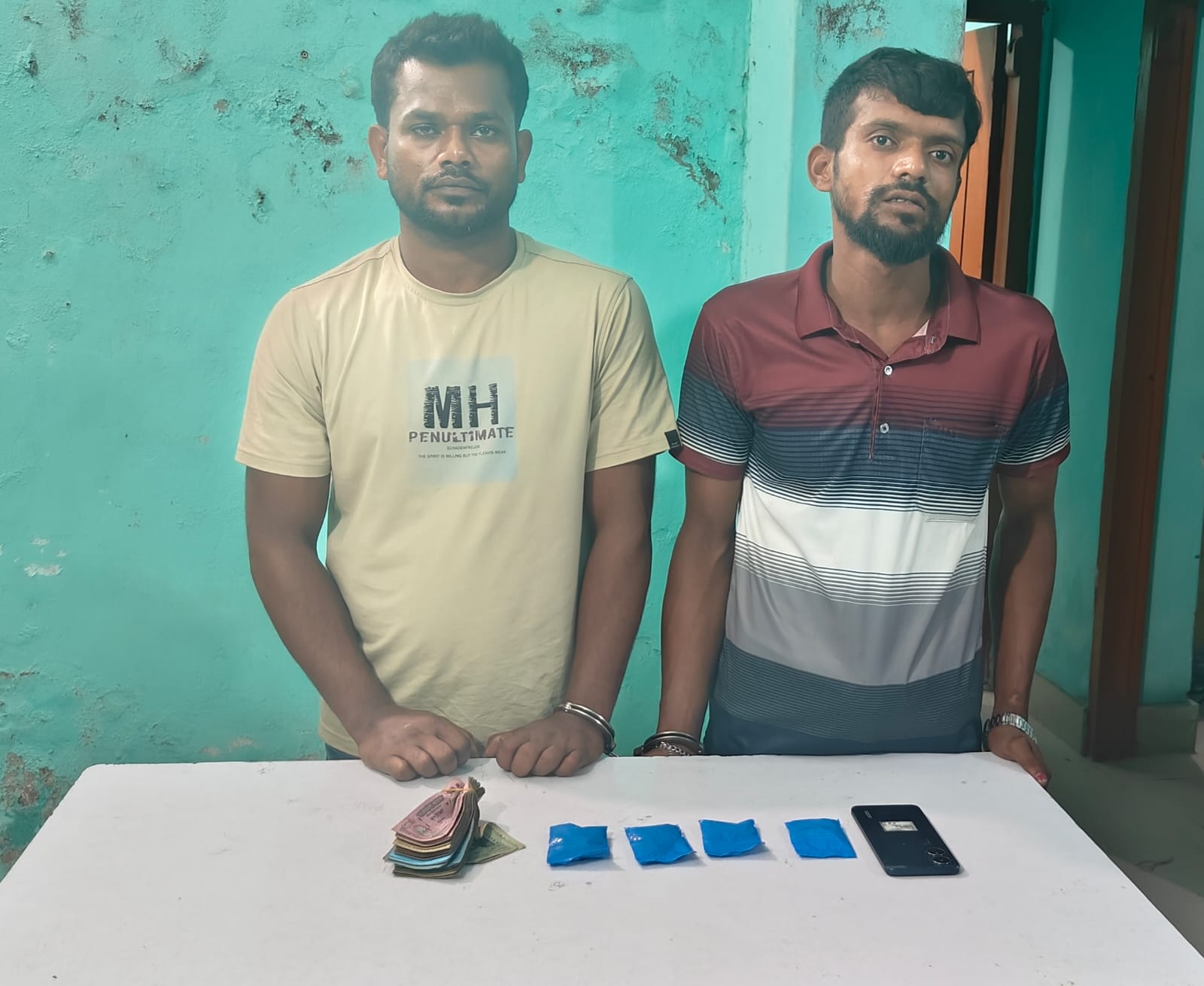 মাদারীপুরে মাদকবিরোধী অভিযানে দুই মাদক কারবারি গ্রেপ্তার, উদ্ধার ৬০৭ পিস ইয়াবা