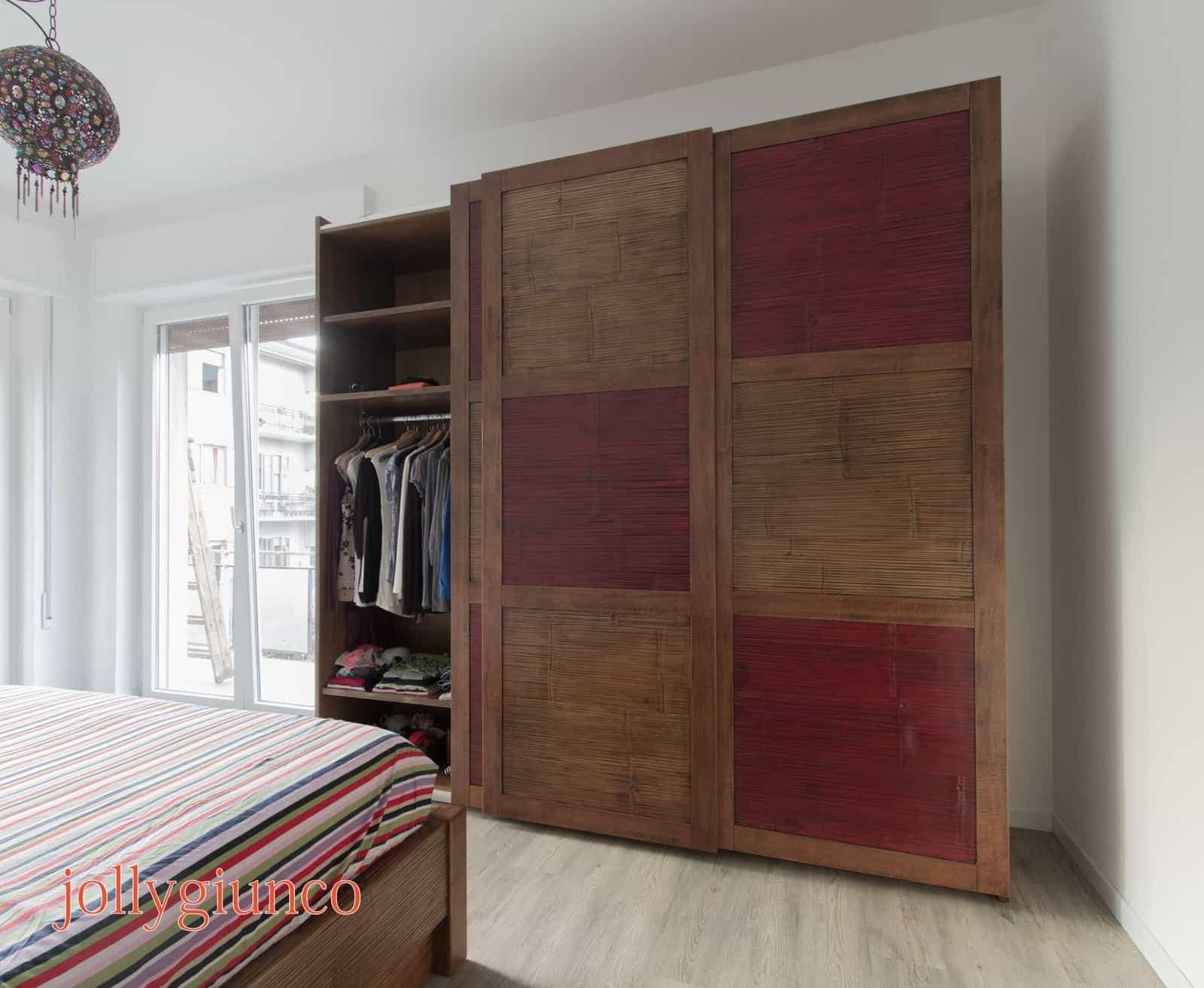 Armadio in legno con pannelli colorati effetto artigianale, spazio per abiti e scatole, stile naturale.