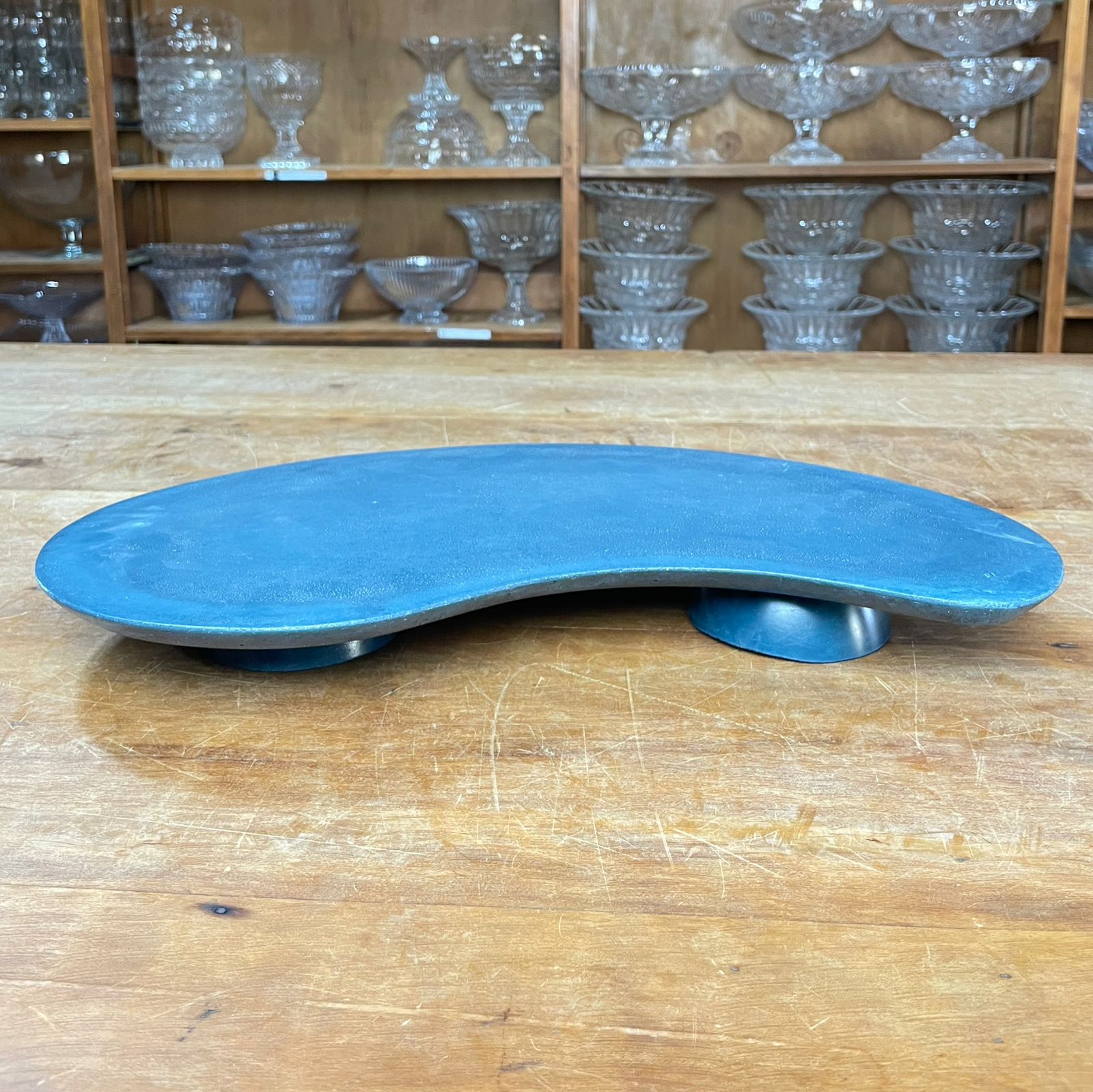 MINI MESA COM PÉ FEIJAO CIMENTO AZUL