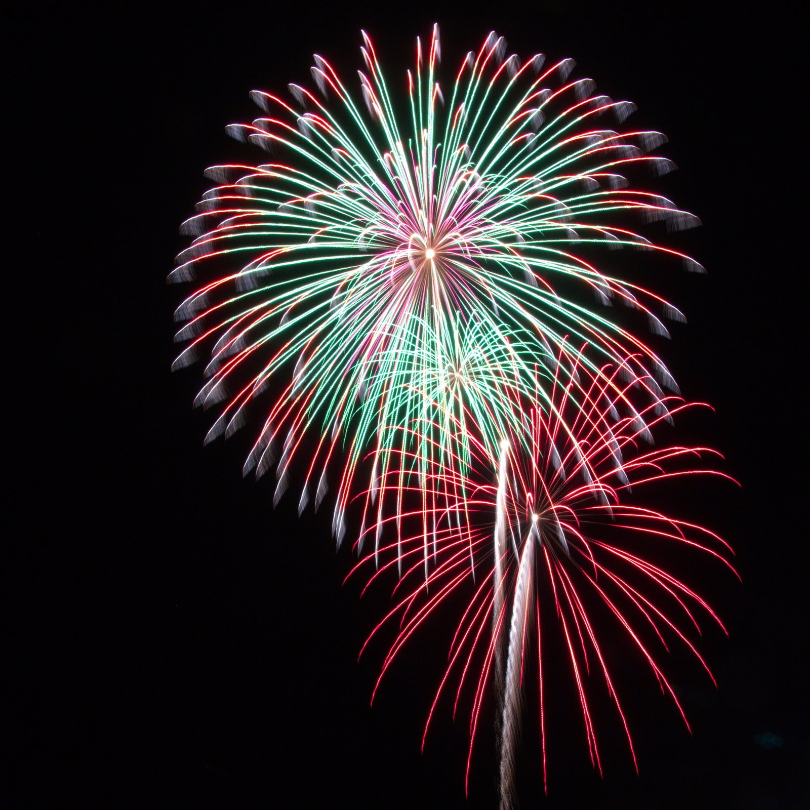 Massachusetts Fireworks: green and red bursts