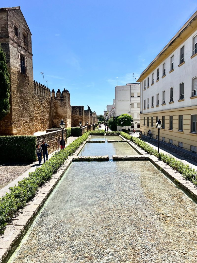 "Сады и крепостные стены в Кордове, Андалусия, Испания"