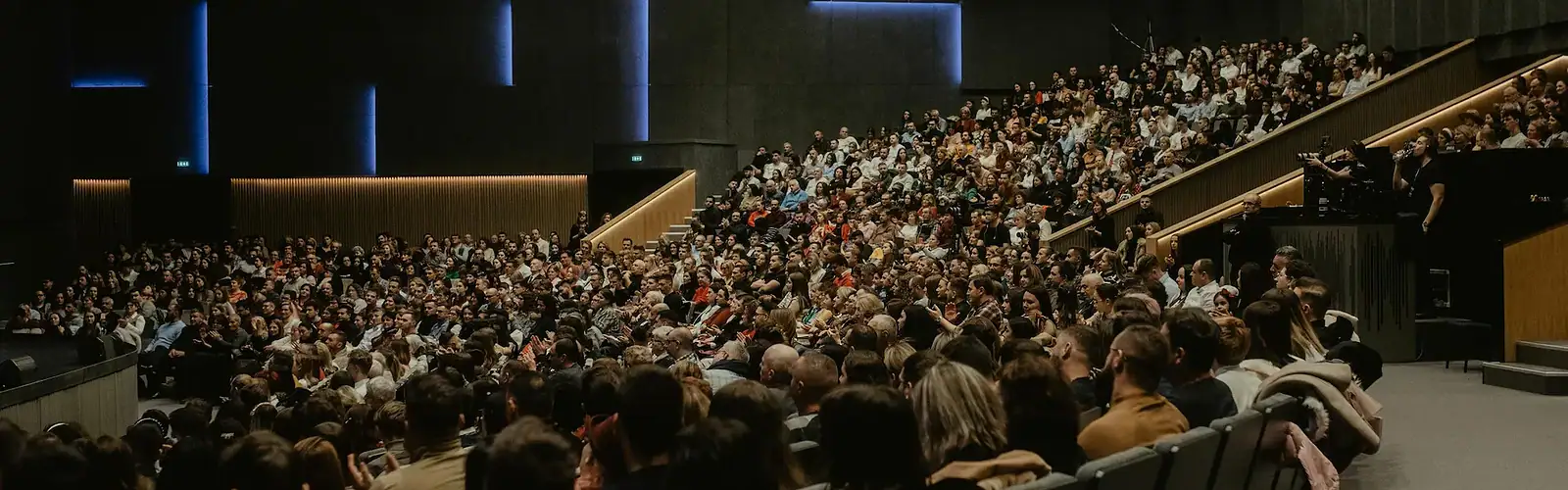 Salle de convention corporate animée par Yann Fernandez