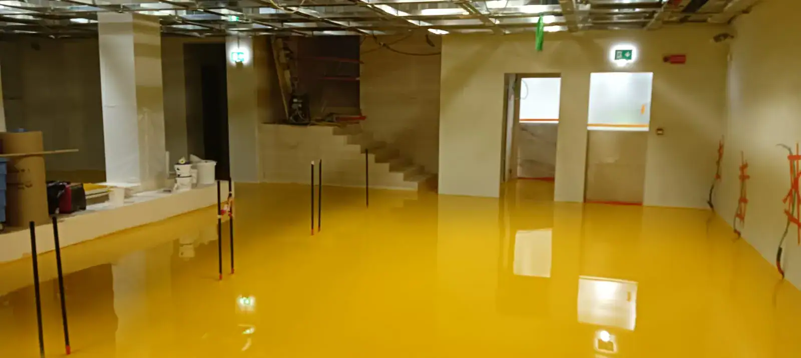 Prima Pavimenti in resina customizzata giallo lucido per brand store Miss Sixty Palazzo Tarsis Milano