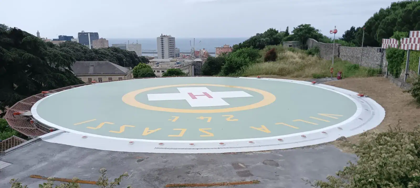 
Pavimentazione in resina epossidica elisuperficie ospedaliera Villa Scassi Genova — finitura antiscivolo conforme ENAC