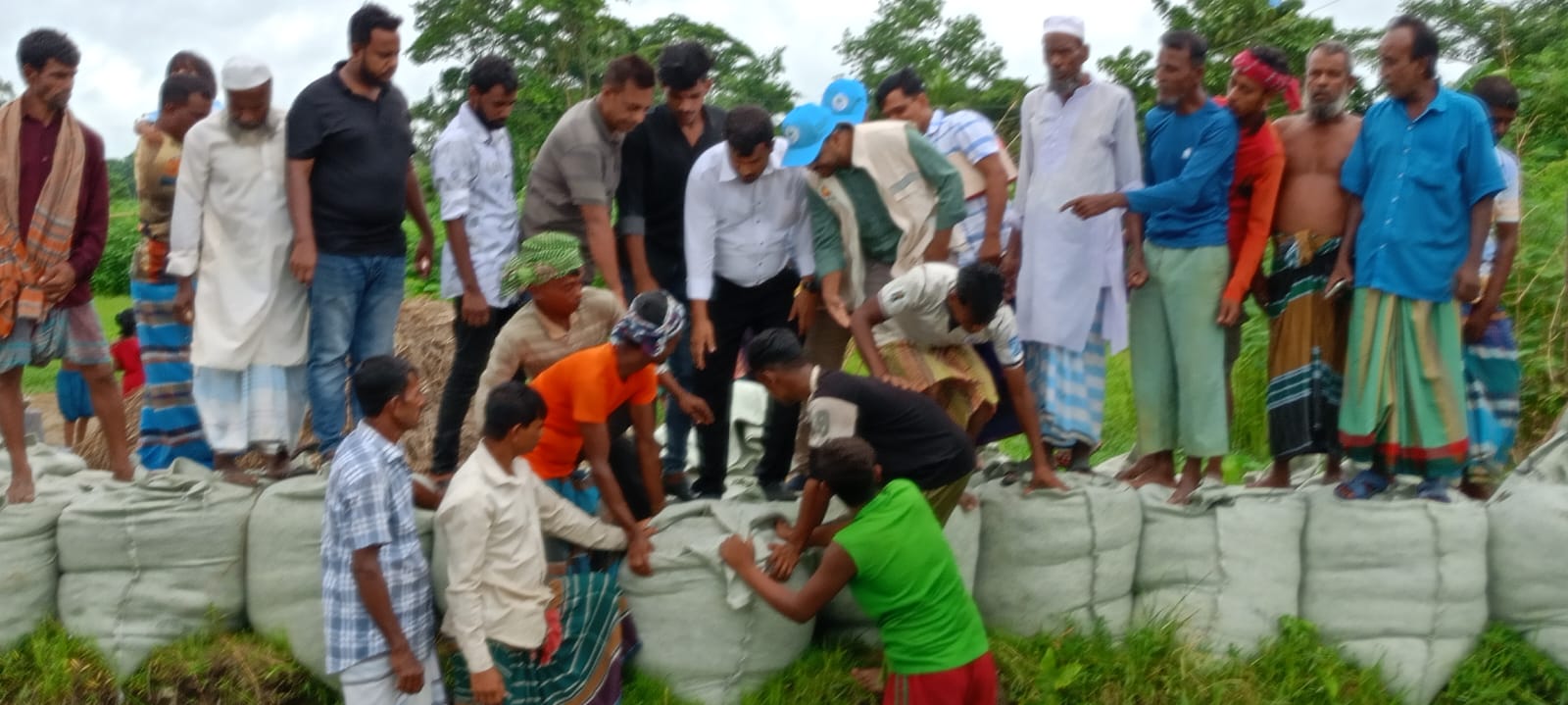 নবীনগরে কান্দাপাড়া রক্ষায় জিও ব্যাগ ফেলার কার্যক্রমের উদ্বোধন, স্বস্তির নিশ্বাস এলাকাবাসীর