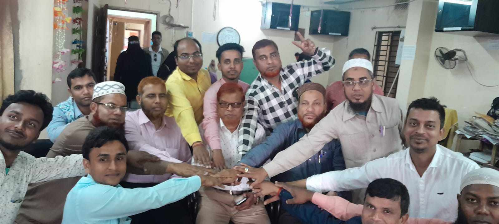 জীবন বীমা কর্পোরেশনের পেনশন ১২ তালিকা বন্ধ করায় স্বারক লিপি পেশ