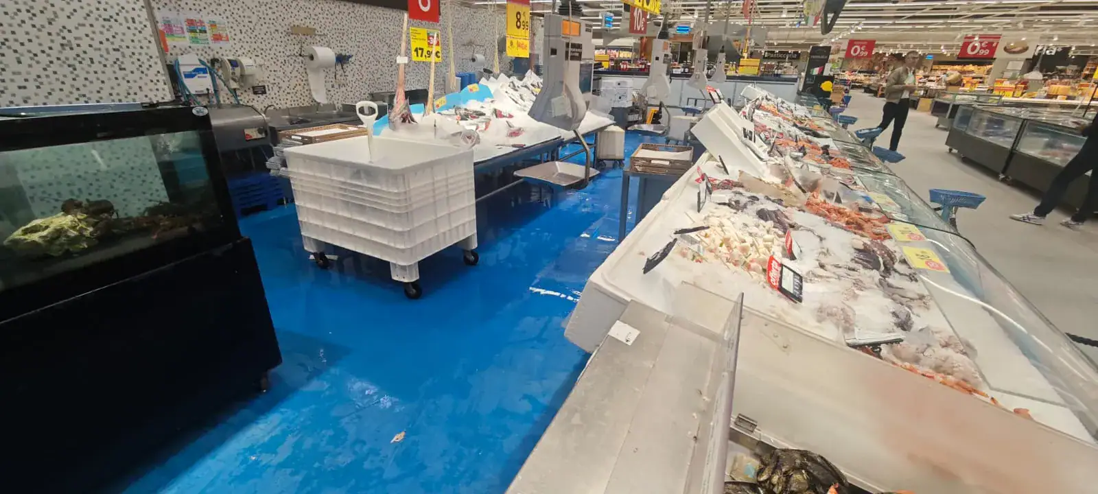 Reparto lpescheria di carrefour montecucco a Torino con pavimento in poliuretano cemento Ucrete: superficie antiscivolo, resistente agli shock termici e conforme HACCP