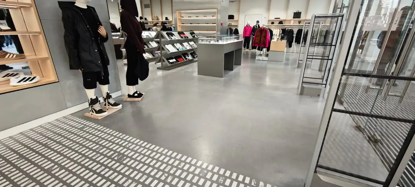 END Milano Pavimento resina effetto cemento e con inserti in marmo