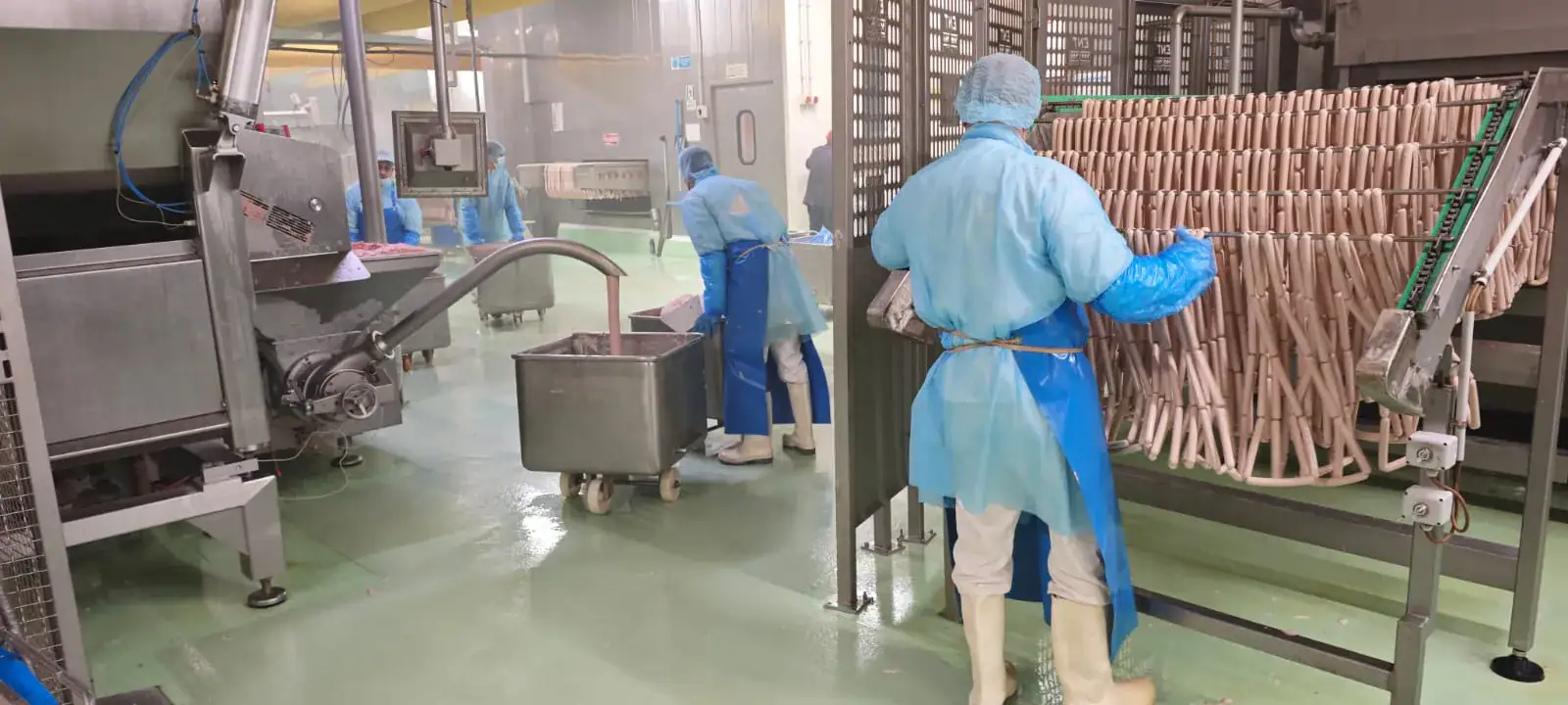 Pavimento in cemento poliuretanico autolivellante Salumificio Scarlino Sud Italia Prima Pavimenti — sistema con sabbia di quarzo e resina resistente a grassi animali, acidi organici e lavaggi intensi, conforme HACCP per industria salumi