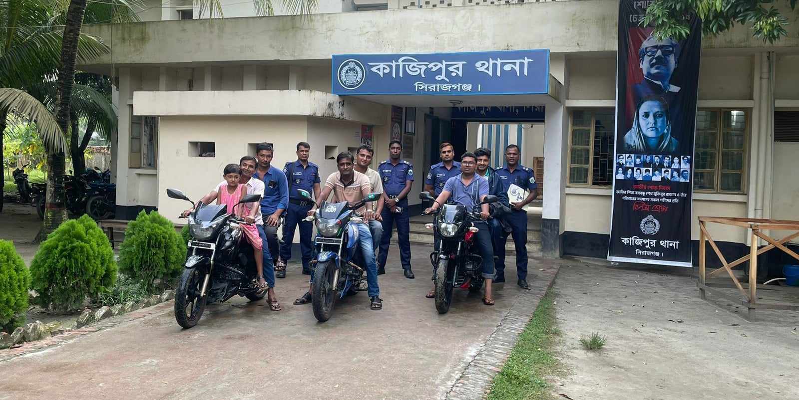 উদ্ধারকৃত মোটরসাইকেল মালিকদের বুঝিয়ে দিলেন কাজিপুর থানা পুলিশ; গাড়ি পেয়ে খুশি মালিকরা