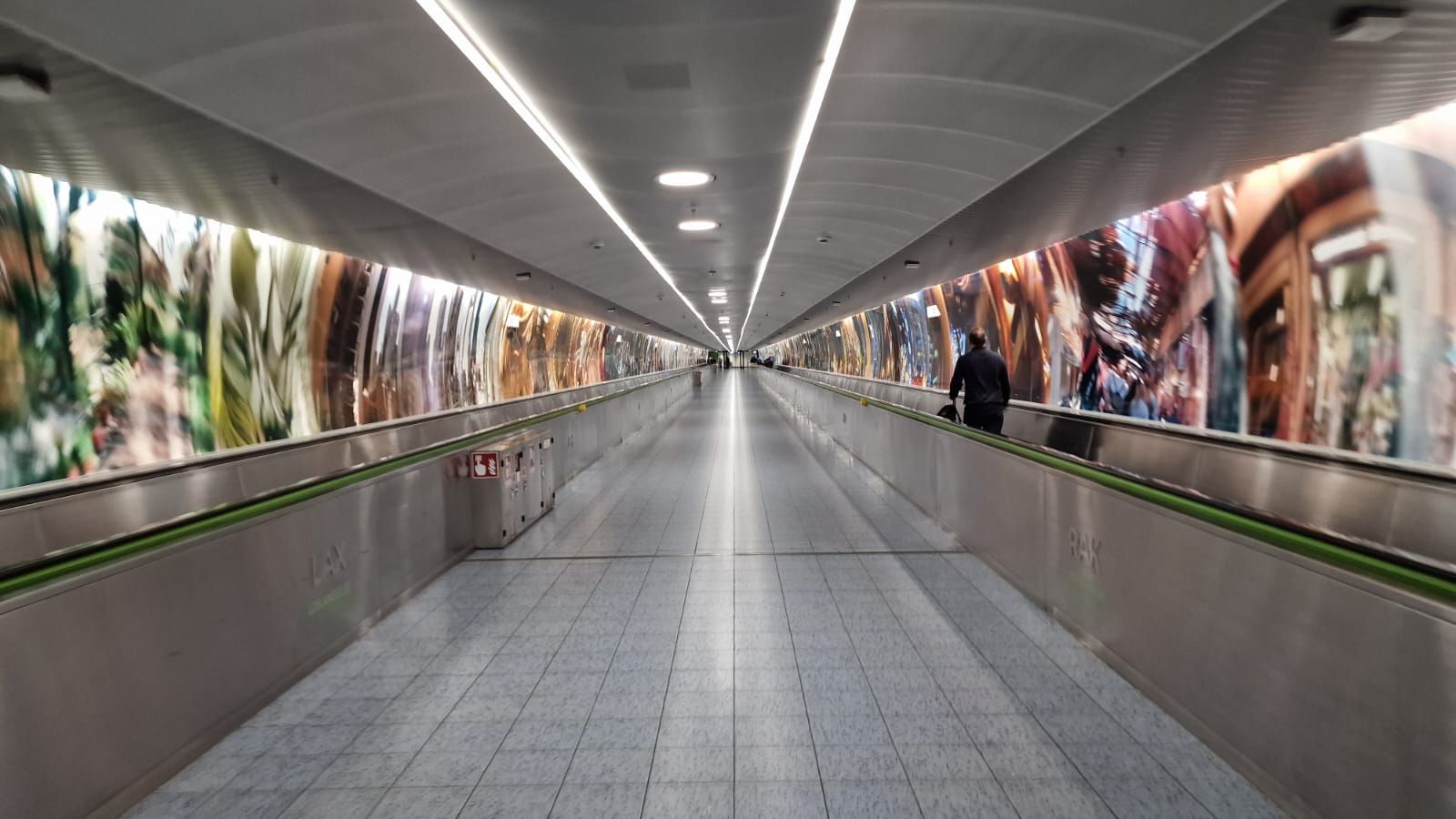 Langer Weg am Flufhafen Frankfurt zwischen Gate A und B