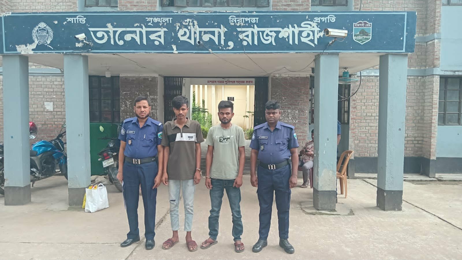 তানোর থানা পুলিশের অভিযানে দুইজন মাদক কারবারী গ্রেফতার
