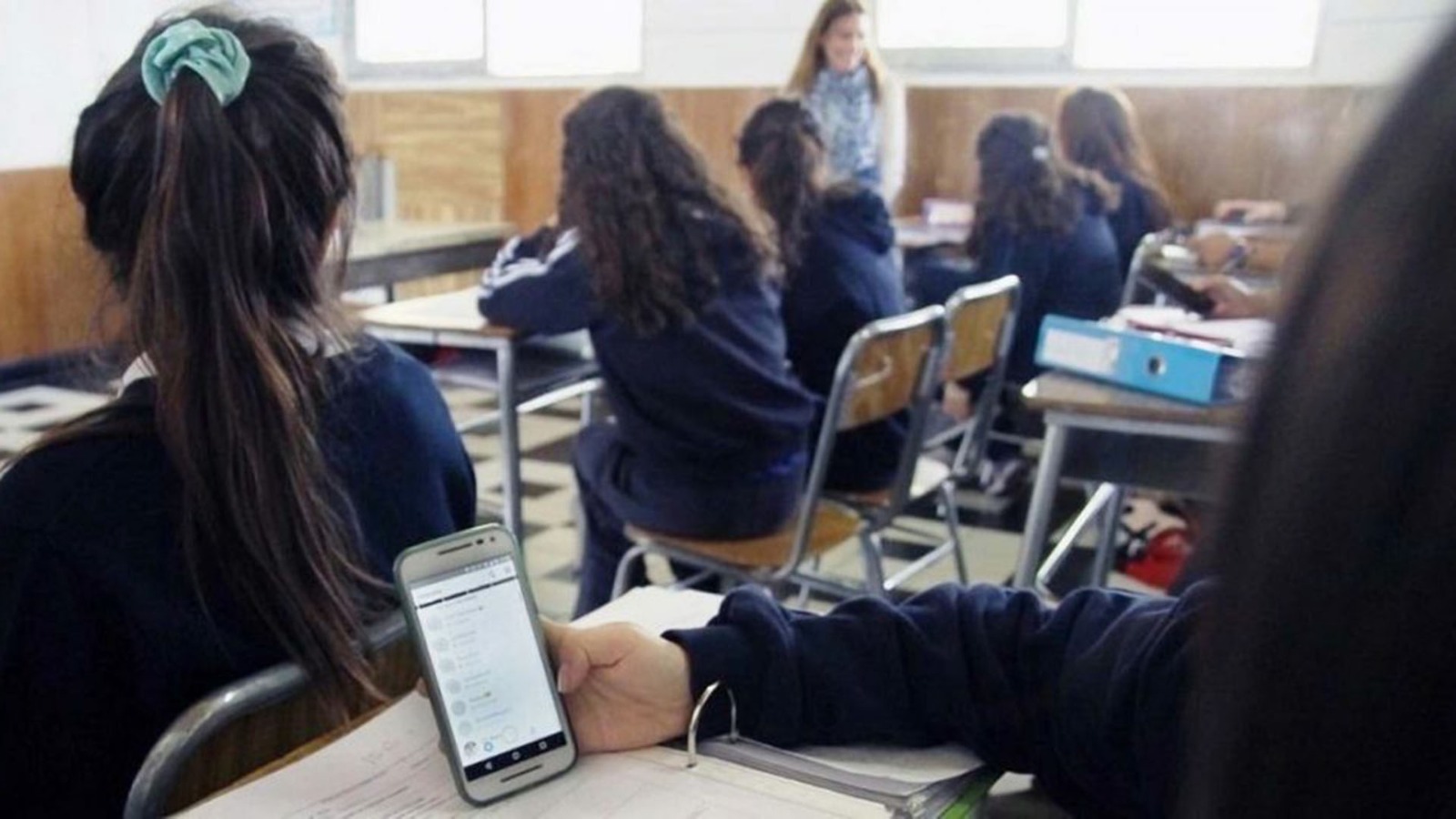 En este momento estás viendo Provincia: prohibirán el uso de celulares en escuelas secundarias