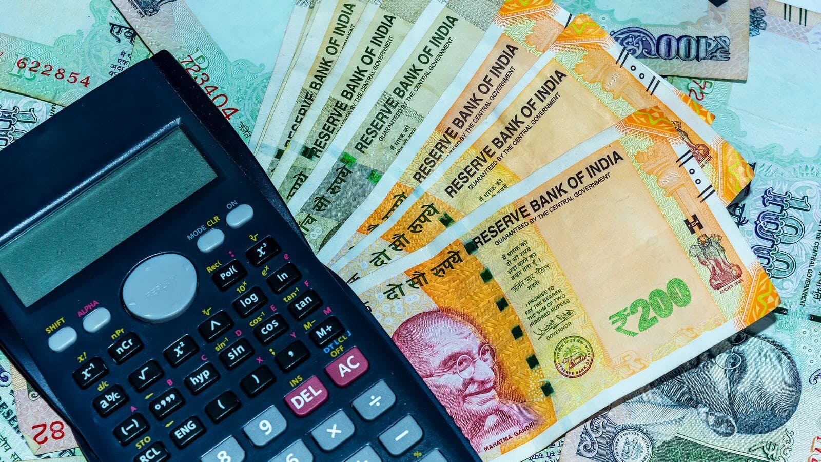 インドルピー紙幣と電卓（9月分の給与計算）