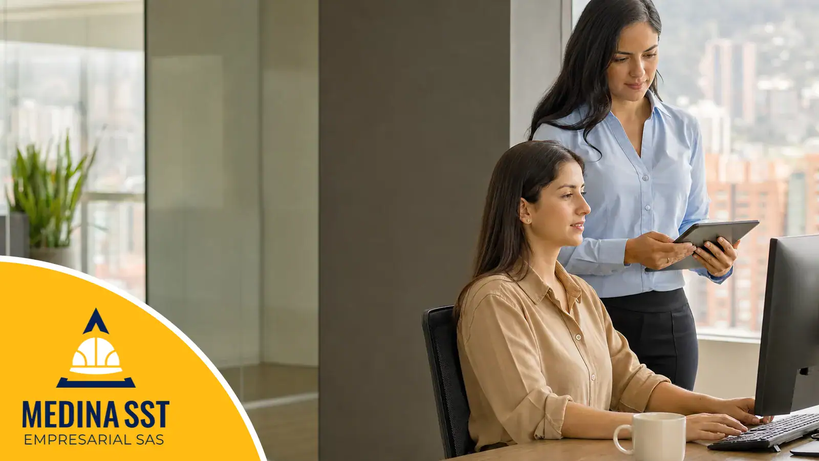 Profesional de seguridad y salud en el trabajo observando la postura de una trabajadora en su puesto durante un análisis ergonómico en una empresa colombiana