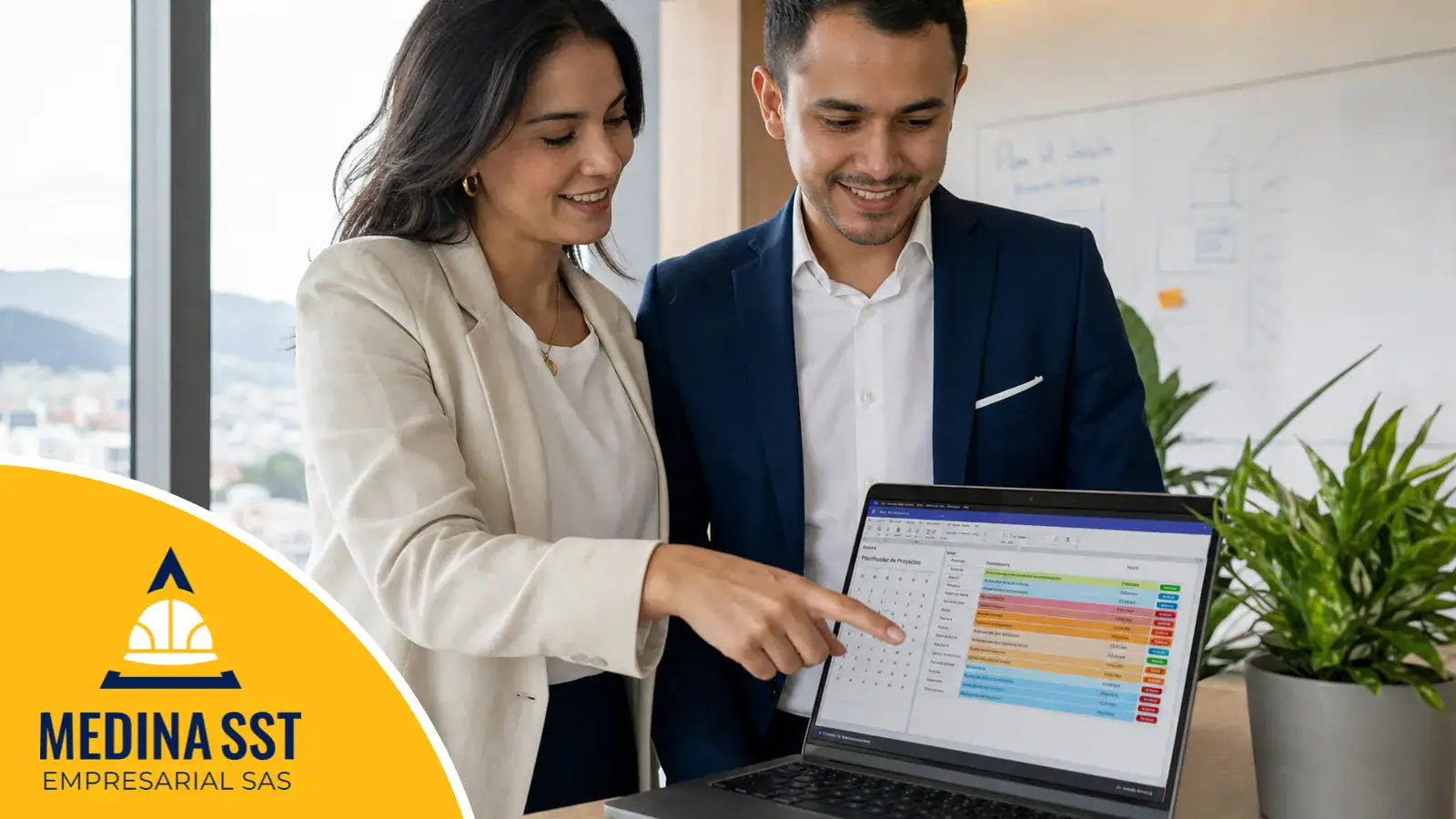 Responsable del SG-SST y gerente de una empresa colombiana revisando juntos en una laptop el Excel del plan de trabajo anual
