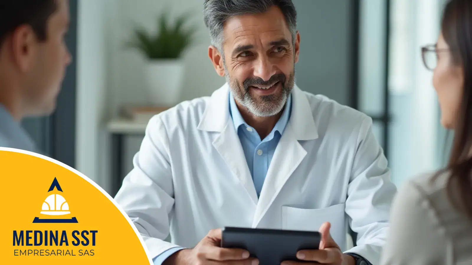 Médico laboral: la consulta ocupacional de veinte minutos Médico laboral con bata escuchando a una trabajadora durante la consulta ocupacional en un consultorio de salud ocupacional