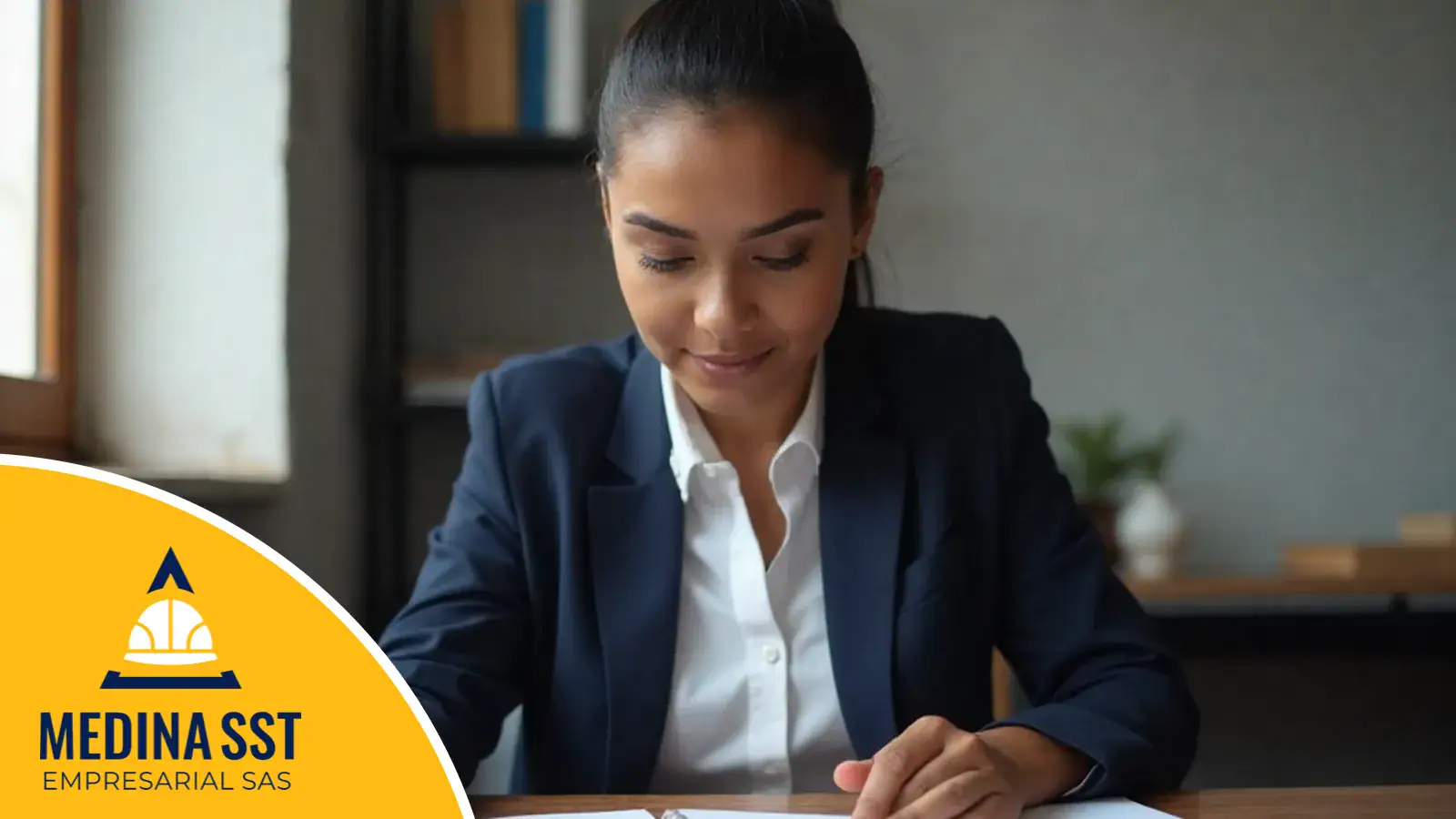 Consultora en seguridad y salud en el trabajo revisa un documento normativo impreso en su escritorio