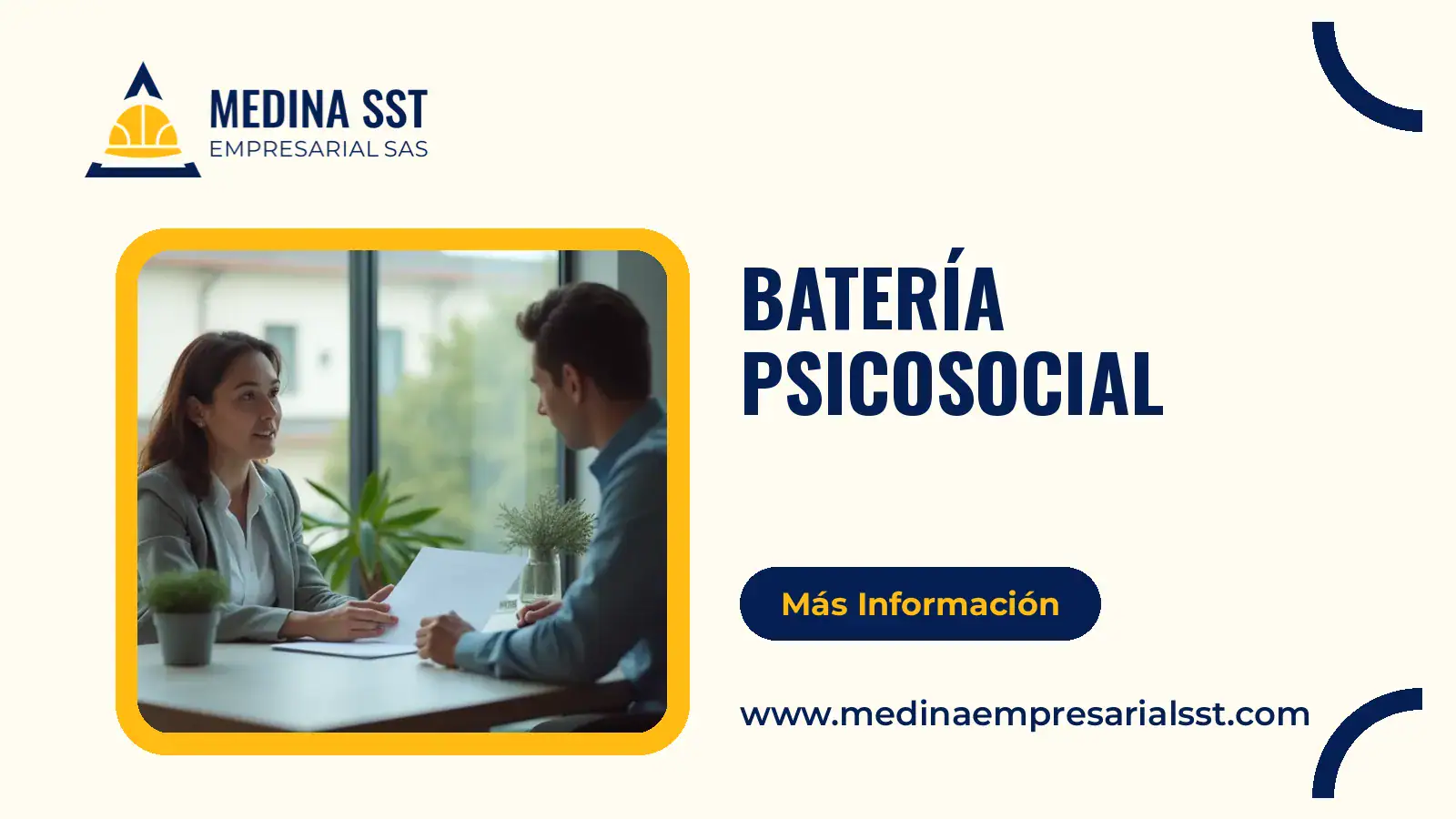 Psicóloga especialista en SST aplicando la batería de riesgo psicosocial a un empleado