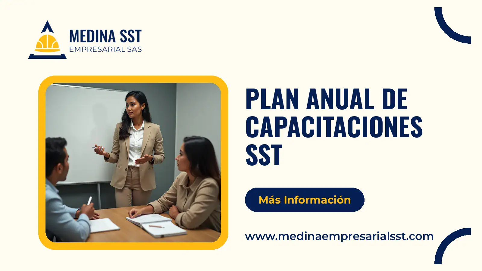 Profesional dictando capacitación SST a un grupo de trabajadores en una sala de reuniones