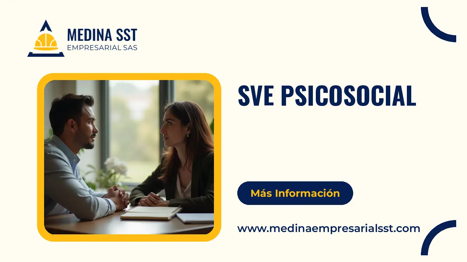 Psicóloga experta en SST entrevistando a un empleado