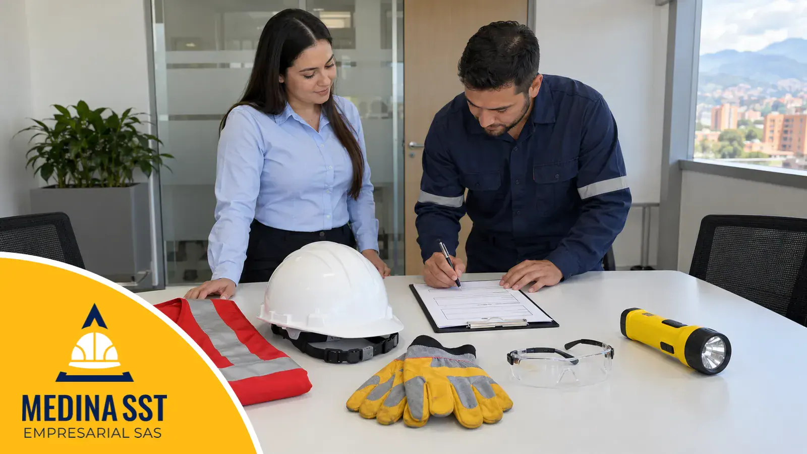 Dotación de brigadistas sobre una mesa: chaleco rojo con reflectivos, casco blanco con barbuquejo, guantes de trabajo, gafas y linterna, mientras un trabajador firma el registro de entrega junto a la coordinadora de seguridad y salud en el trabajo
